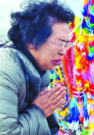 3月11日,在日本宫城县石卷市,一名老人为地震海啸遇难者祈祷。 3月11日,在日本宫城县石卷市,一名老人为地震海啸遇难者祈祷。