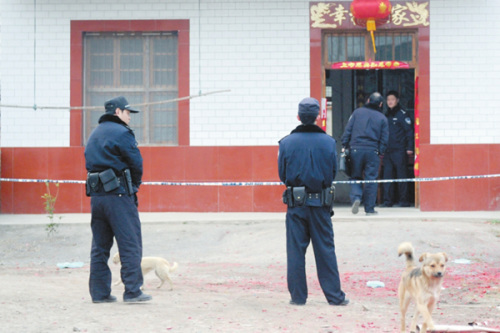 事发现场,警方拉起了警戒线。门口的“幸福之家”和大红灯笼,似乎在告诉人们这个家庭曾有的幸福和欢乐。 事发现场,警方拉起了警戒线。门口的“幸福之家”和大红灯笼,似乎在告诉人们这个家庭曾有的幸福和欢乐。