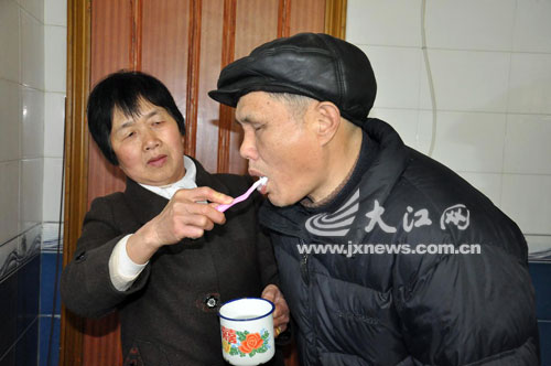 詹金妹在照顾丈夫 詹金妹在照顾丈夫