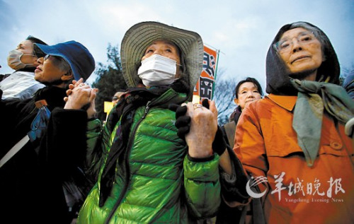 示威民众组成“人链”包围国会建筑 示威民众组成“人链”包围国会建筑