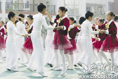 校园内,学生跳起集体舞 校园内,学生跳起集体舞