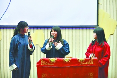 女生们正在表演3人群口相声。贾志伟提供 女生们正在表演3人群口相声。贾志伟提供
