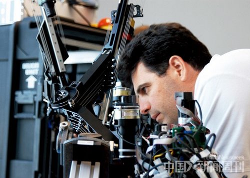 加州大学圣克鲁兹分校的副教授雅各布·罗森和他研发的“乌鸦”机器人手术系统。 图/UCSC 加州大学圣克鲁兹分校的副教授雅各布·罗森和他研发的“乌鸦”机器人手术系统。 图/UCSC