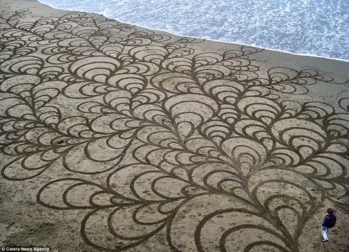 这幅绘制于美国旧金山海滩的画作,气势恢宏。 这幅绘制于美国旧金山海滩的画作,气势恢宏。