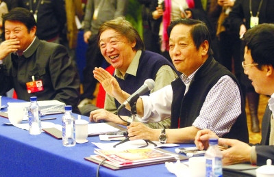 韩美林委员(右一)的发言,引起欢笑。记者 赵洪波摄 韩美林委员(右一)的发言,引起欢笑。记者 赵洪波摄