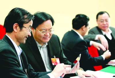 山东代表团的代表在交流。记者 刘新武摄 山东代表团的代表在交流。记者 刘新武摄