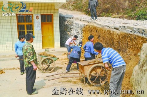 被推倒的学校围墙正在修复 被推倒的学校围墙正在修复
