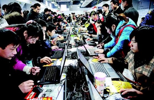 网上寻找招聘信息已经成为今届大学生求职的主要渠道,图为武昌纳杰人才市场,毕业生在网上投放简历。 (记者李溪摄) 网上寻找招聘信息已经成为今届大学生求职的主要渠道,图为武昌纳杰人才市场,毕业生在网上投放简历。 (记者李溪摄)