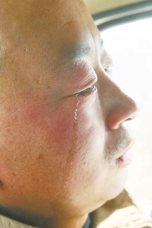 ■找到儿子,张师傅无声流泪。 ■找到儿子,张师傅无声流泪。
