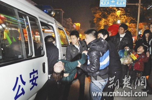 民警与热心市民一道将轻生女子抬上警车,送往医院 民警与热心市民一道将轻生女子抬上警车,送往医院
