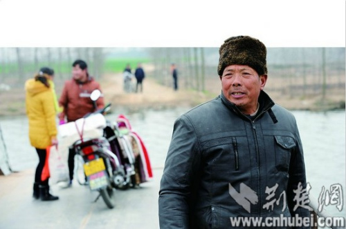 因为没钱,这顶旧毡帽老彭戴了10多年 记者张凡摄 因为没钱,这顶旧毡帽老彭戴了10多年 记者张凡摄