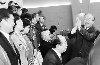 3月12日,国务委员戴秉国参加全国政协十一届五次会议对外友好界别小组讨论会。李学仕摄(中新社发) 3月12日,国务委员戴秉国参加全国政协十一届五次会议对外友好界别小组讨论会。李学仕摄(中新社发)