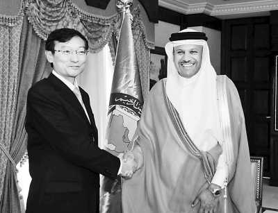 3月11日,中国政府特使、外交部部长助理张明(左)在沙特首都利雅得会见海湾阿拉伯国家合作委员会(海合会)秘书长扎耶尼,就政治解决叙利亚问题交换意见。新华社记者 王 波摄 3月11日,中国政府特使、外交部部长助理张明(左)在沙特首都利雅得会见海湾阿拉伯国家合作委员会(海合会)秘书长扎耶尼,就政治解决叙利亚问题交换意见。新华社记者 王 波摄