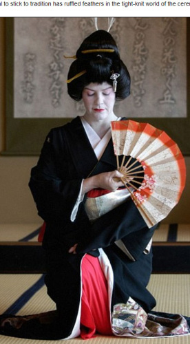 菲奥娜·格雷姆(Fiona Graham)是第一位白人艺妓(《每日邮报》网页截图) 菲奥娜·格雷姆(Fiona Graham)是第一位白人艺妓(《每日邮报》网页截图)