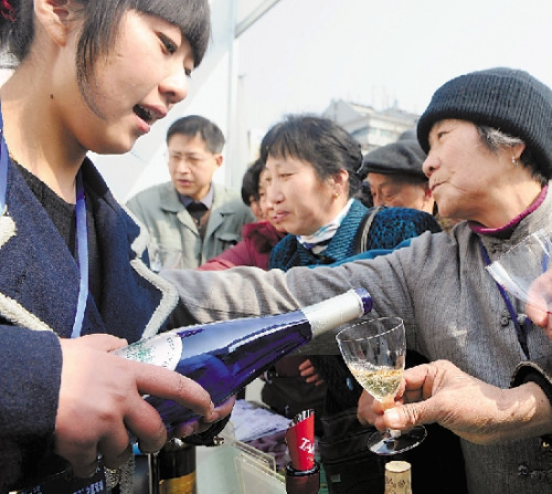 在杭州举办的“3·15真酒品牌联名承诺”活动上,各知名企业让消费者免费品尝正宗葡萄酒,接受社会和消费者监督。 记者 胡元勇 摄 在杭州举办的“3·15真酒品牌联名承诺”活动上,各知名企业让消费者免费品尝正宗葡萄酒,接受社会和消费者监督。 记者 胡元勇 摄