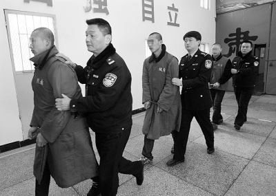 图为3名入室抢劫团伙成员被黄陂警方抓获归案。 图为3名入室抢劫团伙成员被黄陂警方抓获归案。