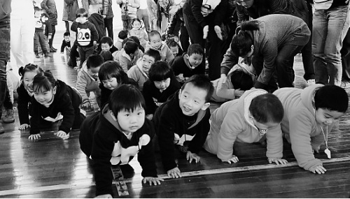 家长们最担心的是孩子输在起跑线上。本报资料图片 家长们最担心的是孩子输在起跑线上。本报资料图片