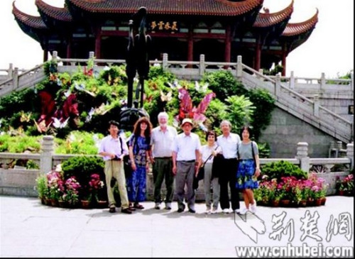 罗雷尔(左三)1998年游黄鹤楼留影(罗雷尔本人提供) 罗雷尔(左三)1998年游黄鹤楼留影(罗雷尔本人提供)