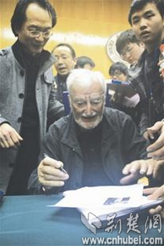 罗雷尔被热情的学生围住索要签名(记者梅莹 摄) 罗雷尔被热情的学生围住索要签名(记者梅莹 摄)