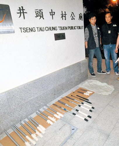 重案组探员在一名疑犯带领下破获一个兵器库,并起出一批武器。 重案组探员在一名疑犯带领下破获一个兵器库,并起出一批武器。