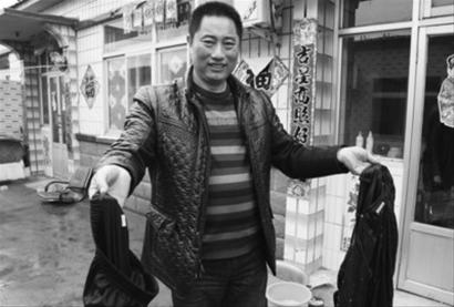 衣服在水盆里泡了一天一夜,仍然有海水的腥味。本版图片由记者 王琦 摄 衣服在水盆里泡了一天一夜,仍然有海水的腥味。本版图片由记者 王琦 摄