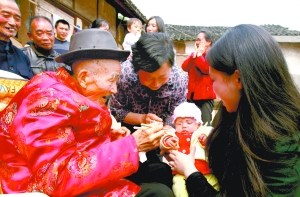 众多亲友赶来为百岁老人余海涛祝寿。 重庆晨报见习记者 王海 摄 众多亲友赶来为百岁老人余海涛祝寿。 重庆晨报见习记者 王海 摄