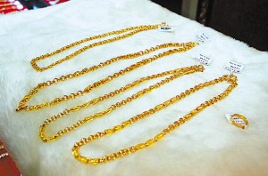 图为当时被夺走的首饰 (沈孙晖 摄) 图为当时被夺走的首饰 (沈孙晖 摄)