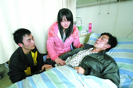 新桥医院,尹先和弟弟尹锐在病房内陪伴父亲。 记者 张永波 摄 新桥医院,尹先和弟弟尹锐在病房内陪伴父亲。 记者 张永波 摄