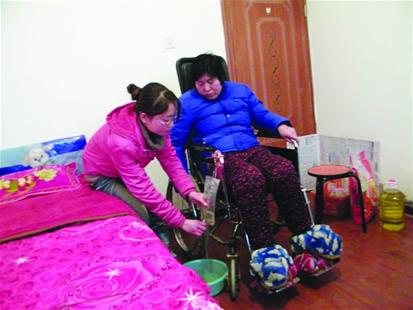 李桃正在照顾妈妈。 李桃正在照顾妈妈。