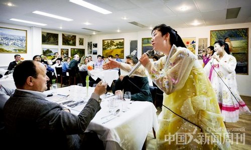 3月10日,欧洲“海棠花”的朝鲜服务员为客人献唱朝鲜歌曲。 3月10日,欧洲“海棠花”的朝鲜服务员为客人献唱朝鲜歌曲。