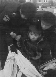 3月17日,孙威在抚顺当地论坛发帖称,父亲工作期间被宣布自杀,自己和母亲去讨说法被打伤。这是孙威帖子上附带的照片。 孙威 供图 3月17日,孙威在抚顺当地论坛发帖称,父亲工作期间被宣布自杀,自己和母亲去讨说法被打伤。这是孙威帖子上附带的照片。 孙威 供图