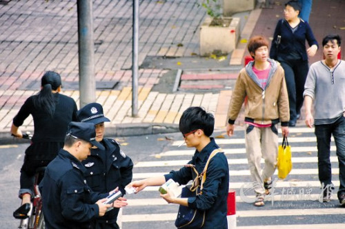广州环市东路东环路口,警察正检查过往路人身份证 记者 施用和 摄 广州环市东路东环路口,警察正检查过往路人身份证 记者 施用和 摄