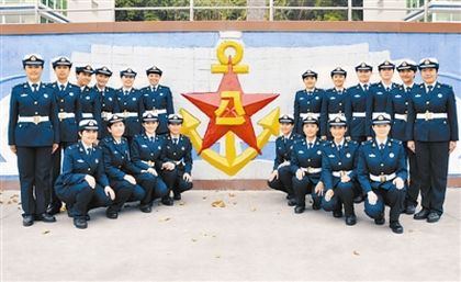 20名维吾尔族女兵合影。陈耕 摄 20名维吾尔族女兵合影。陈耕 摄
