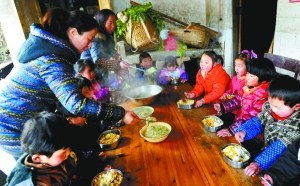 ���뽭������һ����С������Ů��ʦ��һ���󷹰��̺����ض�ͯһ��Է���(����ͼƬ)
