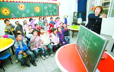 幼儿园老师在带领小朋友朗读儿歌 记者 徐元宾 摄 幼儿园老师在带领小朋友朗读儿歌 记者 徐元宾 摄