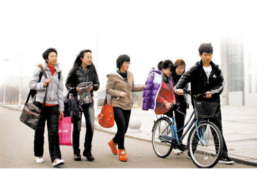 同学载着周福新去上课 同学载着周福新去上课