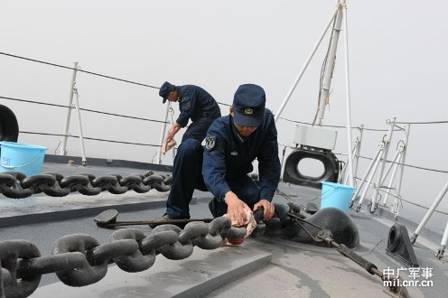 3月21日,海军第十一护航编队首次独立执行护航任务。受沙尘暴影响,能见度降低。图为“青岛”舰官兵在清洁扫除。米晋国摄影 3月21日,海军第十一护航编队首次独立执行护航任务。受沙尘暴影响,能见度降低。图为“青岛”舰官兵在清洁扫除。米晋国摄影