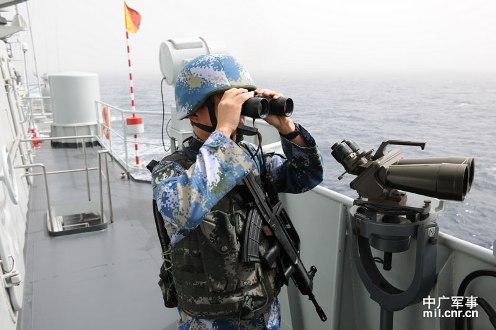 3月21日,海军第十一护航编队首次独立执行护航任务。“青岛”舰警戒哨正在观察海面情况。米晋国摄影 3月21日,海军第十一护航编队首次独立执行护航任务。“青岛”舰警戒哨正在观察海面情况。米晋国摄影