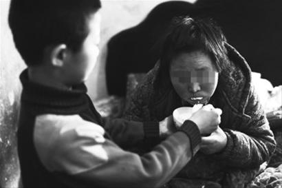 昨日,母亲离家出走,的哥许师傅和陈师傅在沈阳市马路湾见到,将她送回了家。孩子见到妈妈后连忙给妈妈做饭,并喂给妈妈吃。 记者 时会理 摄 昨日,母亲离家出走,的哥许师傅和陈师傅在沈阳市马路湾见到,将她送回了家。孩子见到妈妈后连忙给妈妈做饭,并喂给妈妈吃。 记者 时会理 摄