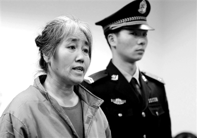 昨日,秦洪瑞在一中院受审时,一再向法官提及之前和前夫王某的矛盾。 本报记者 王贵彬 摄 昨日,秦洪瑞在一中院受审时,一再向法官提及之前和前夫王某的矛盾。 本报记者 王贵彬 摄