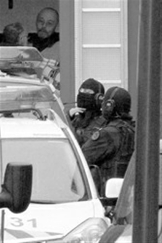 左图:22日,在法国图卢兹,特警在枪击事件嫌疑人穆罕默德·梅拉赫藏匿的住宅楼周围发动围捕行动。 左图:22日,在法国图卢兹,特警在枪击事件嫌疑人穆罕默德·梅拉赫藏匿的住宅楼周围发动围捕行动。