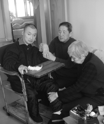 王群(左)几乎一刻离不开父母照料。 王群(左)几乎一刻离不开父母照料。