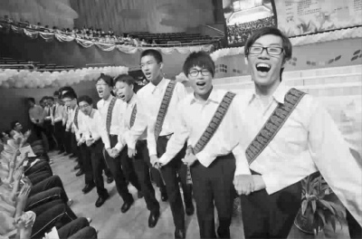 ■通过公开表演与讲话,男生可以提高表达能力与交往能力 记者 孙中钦 摄(资料照片) ■通过公开表演与讲话,男生可以提高表达能力与交往能力 记者 孙中钦 摄(资料照片)