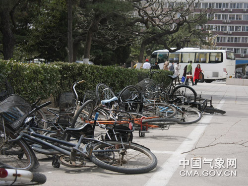 23日北京大风,自行车被风刮倒 摄影:孙楠 23日北京大风,自行车被风刮倒 摄影:孙楠