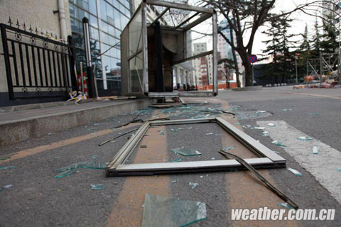 北京大风吹倒岗亭,破碎的窗户和碎玻璃散落一地(关禺/摄) 北京大风吹倒岗亭,破碎的窗户和碎玻璃散落一地(关禺/摄)