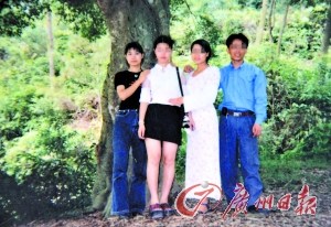 容貌秀丽的小青(左一)和陈光日(右一)的合影。 容貌秀丽的小青(左一)和陈光日(右一)的合影。