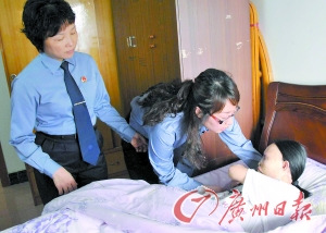检察官看望小青。记者黎旭阳 摄 检察官看望小青。记者黎旭阳 摄