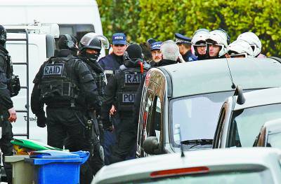 法国警方22日中午在图卢兹对梅拉赫藏匿的住宅楼周围发动围捕行动。图卢兹近期3起枪击案嫌犯梅拉赫在与警方交火中毙命。 新华社/美联 法国警方22日中午在图卢兹对梅拉赫藏匿的住宅楼周围发动围捕行动。图卢兹近期3起枪击案嫌犯梅拉赫在与警方交火中毙命。 新华社/美联