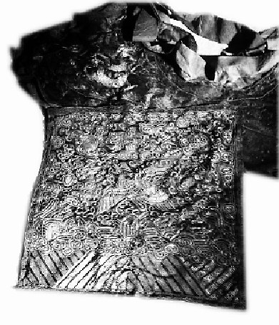 赵某等人从古墓中盗出的财物。 赵某等人从古墓中盗出的财物。