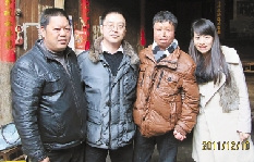 去年底,张倩(右一)和丈夫(左二)一起去看望阙祖发(右二) 去年底,张倩(右一)和丈夫(左二)一起去看望阙祖发(右二)